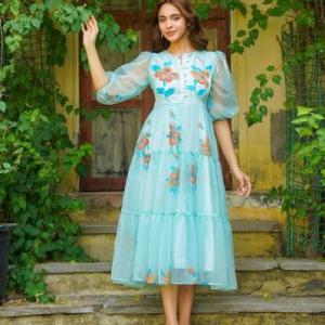 Sexy Clutches: How to Buy & Wear a Designer Clutch Bag